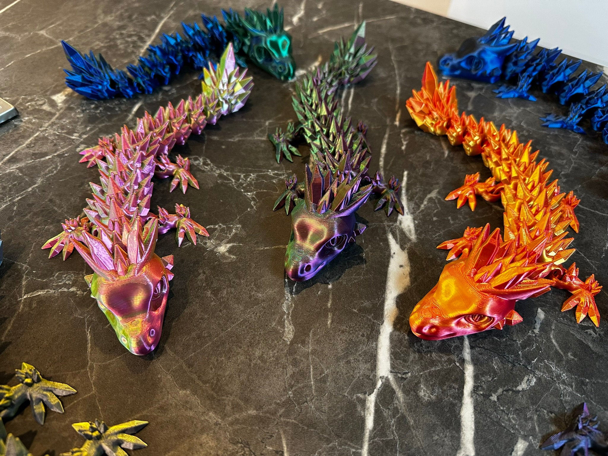 4 Stück 3D Drachen Figuren - Beweglich, Bunt, Kristall-Effekt, 30,5cm - Deko & Spielzeug